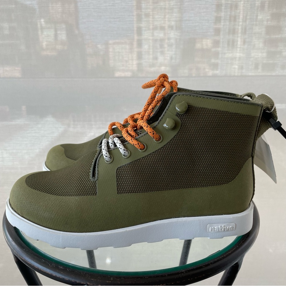 Native Fitzroy sample bootie in great military green colour. Sample size 7 women - Picture 1 of 7